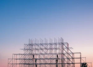 Picture of scaffolding for the article about the best safety harness in Richmond, VA.